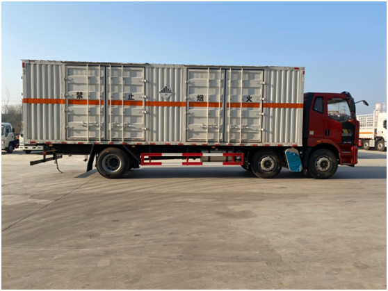 6X2束缚J6L厢式运输车
